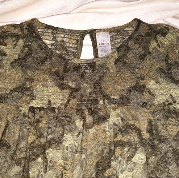 SMOCKED YOKE LACE PEASANT GREEN CAMO TOP W/BELL SLEEVES | LARGE - Picture 4 of 10